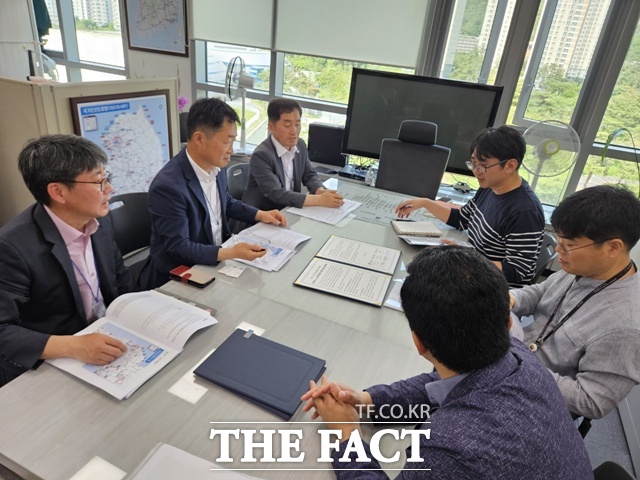 최진회 의령 부군수를 비롯한 군 관계자들이 남북6축 고속도로의 합천~의령~함안 구간 연장을 제2차 국가도로망 종합계획 수정계획에 반영하기 위해 국토교통부를 방문했다. /의령