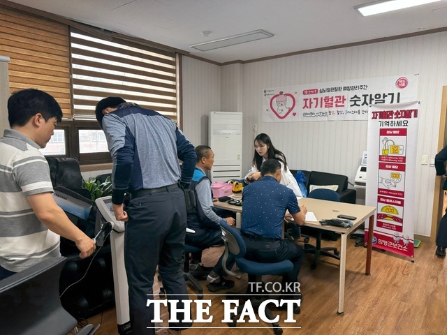 함평군이 찾아가는 혈관 클린 건강 오피스를 실시하고 있다./함평군