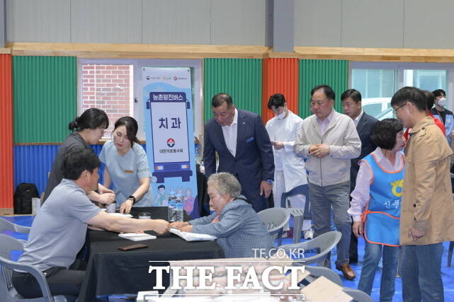 공주시가 올해 추진중인 농촌왕진버스 의료서비스 장면. /공주시