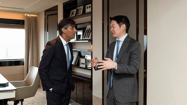 최성환 사장이 리시 수낙 전 총리와 AI 협력 방안 등에 대해 이야기를 나누고 있다. /SK네트웍스