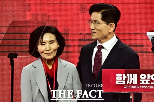 김문수 국민의힘 대통령 선거 후보의 배우자 설난영 여사가 21일 이번 대선은 청렴하고 정직한 정정당당 김 후보를 선택하느냐 부패와 비리, 거짓말과 막말하는 후보를 선택하느냐 결정하는 중요한 선거라고 밝혔다. /배정한 기자