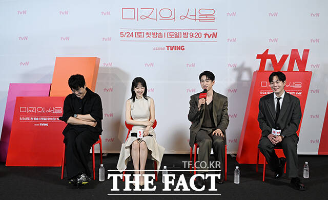 박신우 감독과 배우 박보영, 박진영, 류경수(왼쪽부터)가 21일 오후 서울 영등포구 CGV영등포에서 열린 tvN 새 토일드라마 미지의 서울 제작발표회에 참석해 취재진의 질문에 답하고 있다. /장윤석 기자