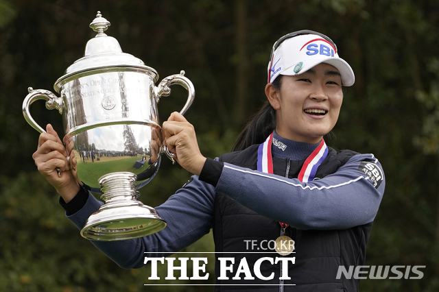 지난 2020년 75회 US여자오픈에서 비멤버로 출전해 한국의 11번째 US여자오픈 챔피언에 오른 김아림이 트로피를 들고 환하게 웃고 있다./뉴시스