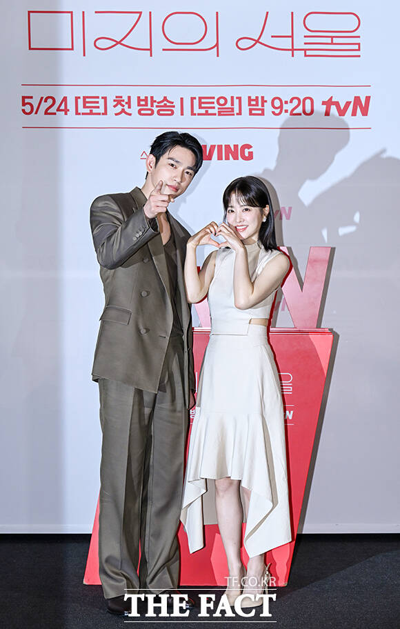 배우 박진영(왼쪽)과 박보영이 tvN 새 토일드라마 미지의 서울을 통해 호흡을 맞춘다. /장윤석 기자