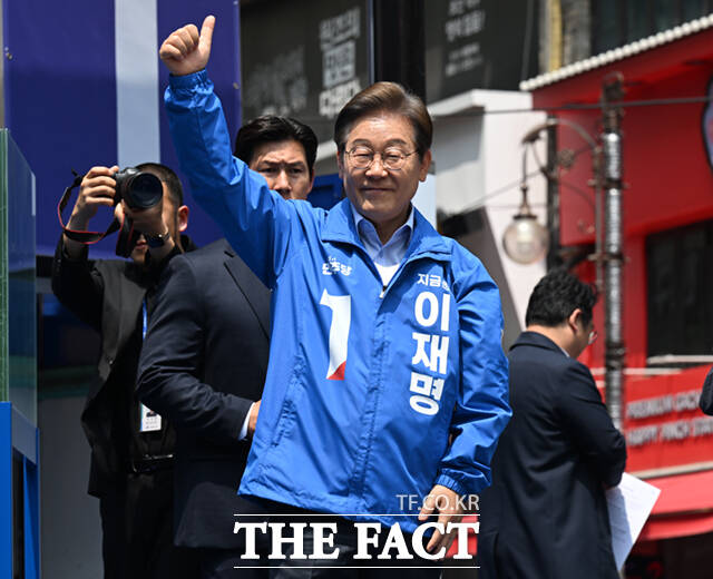 이재명 더불어민주당 대통령 후보는 유세현장 방탄유리 설치에 보수진영에서 비판이 계속되자 국민은 누구나 비난할 수 있지만, 국민의힘과 그 대선 후보 그들은 이 사태를 만든 책임자라며 암살의 실제 피해를 당했던 저를 비난해선 안 된다고 반박했다. /이새롬 기자