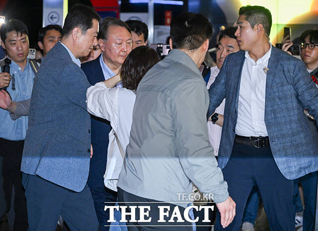 윤석열 전 대통령이 21일 오전 서울 중구의 한 영화관에서 부정선거, 신의 작품인가를 관람을 마친 뒤 영화관을 나서고 있다. /장윤석 기자