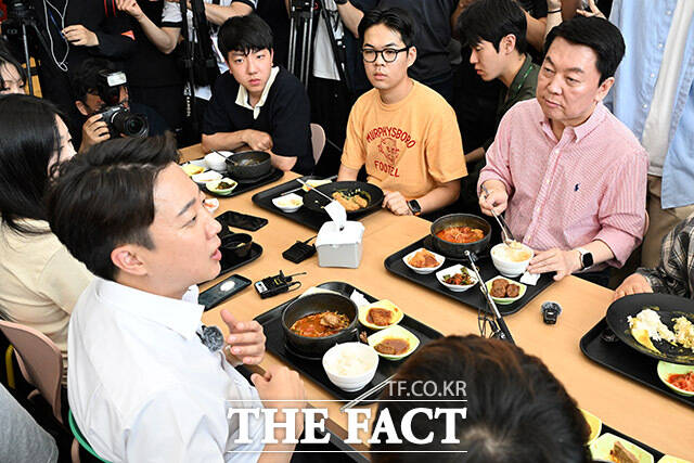 이준석 개혁신당 대선 후보와 안철수 의원이 21일 오전 경기도 성남시 가천대학교 학생식당을 찾아 학생들과 식사를 하며 대화를 나누고 있다. /남용희 기자