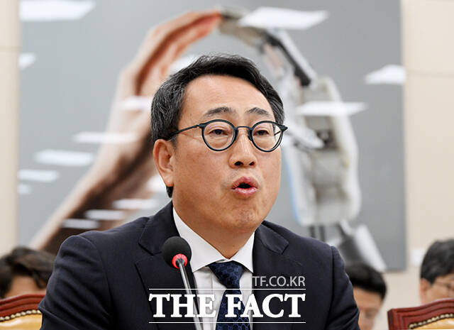 서울 남대문경찰서는 21일 유영상 SKT 대표이사와 SKT 보안 책임자를 고발한 법무법인 대륜을 불러 조사했다. 사진은 유영상 SKT 대표이사. /국회=배정한 기자