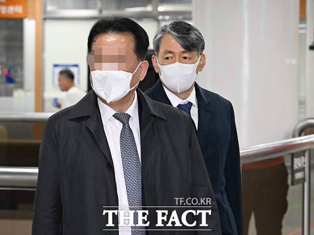 12·3 비상계엄 당시 국회 봉쇄에 관여한 혐의를 받는 조지호 경찰청장(오른쪽)이 3월 31일 오전 서울 서초구 서울중앙지방법원에서 열린 공판에 출석하고 있다. /박헌우 기자