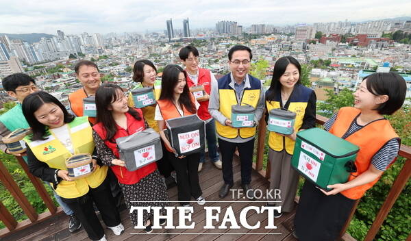 박희조 동구청장이 대동 산 1번지 일원에서 취약계층 도시락 배달을 하고 있는 모습 /대전 동구