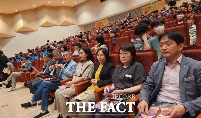 명노병 학생교육문화원장을 비롯한 간부들이 ‘별에서 온 어린왕자’를 관람하고 있다. /이병수 기자
