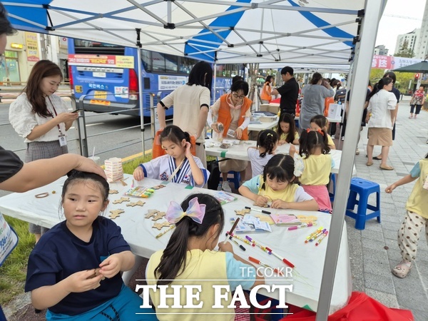 대전 대덕구는 오는 24일 다문화가족과 지역 시민 모두 함께 즐길 수 있는 ‘와글와글 페스티벌’을 개최한다. 사진은 지난 2024년 대덕구 다문화가족 축제 모습./대덕구