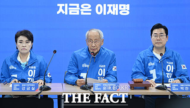 윤여준 더불어민주당 상임총괄선거대책위원장은 21일 김문수 국민의힘 대선 후보가 추진하고 있는 이준석 개혁신당 대선 후보와의 단일화 시도에 대해 아무런 명분이 없는 야합에 불과하다고 비판했다. /박헌우 기자
