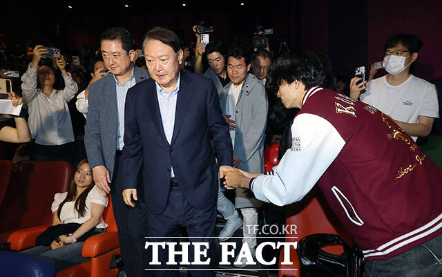 윤석열 전 대통령이 21일 오전 서울 메가박스 동대문에서 영화 ‘부정선거, 신의 작품인가’ 관람을 마치고 상영관을 나서고 있다. /서예원 기자