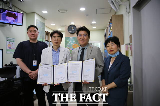 천안의료원이 소아청소년과 의원인 두정이진병원과 협약을 체결하고 기념사진을 촬영하고 있다./천안의료원