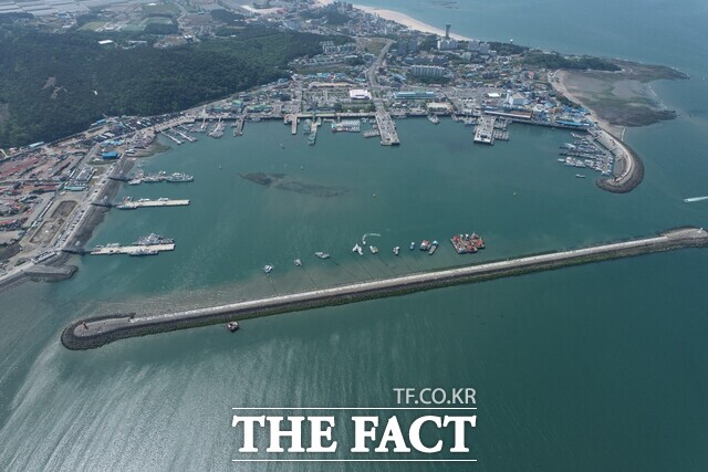 충남도는 주민 숙원 사업인 대천항 간출지 준설공사를 오는 11월 완공 목표로 다음 달 초 착공한다. /충남도