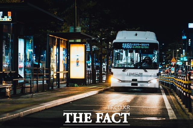 서울시가 새벽 근로자의 교통 편의를 높이기 위해 자율주행버스를 확대하고 지하철 첫차 시간을 30분 앞당긴다./서울시