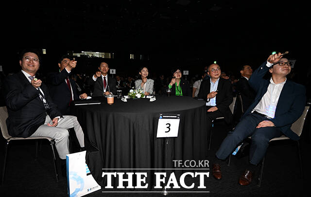 이정훈 한국IT서비스학회장과 김만기 서울AI재단 이사장, 오세훈 서울시장, 최호정 서울시의장, 문시연 숙명여대 총장, 정송 KAIST AI연구원·AI대학원장(왼쪽부터)이 레이저를 쏘는 퍼포먼스를 하고 있다.