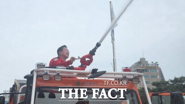 이장우 대전시장이 21일 시청 남문 현관 앞에서 열린 고성능 산불진화차 시연 행사에 참석해 진화 장비를 직접 조작하고 있다. /정예준 기자