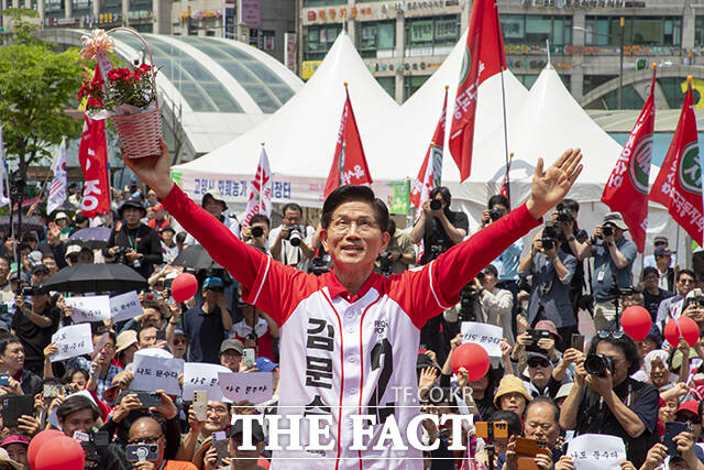 김문수 국민의힘 대선 후보가 21일 교통난 해결을 위해 김포에 광역급행철도(GTX) D 노선을 조속히 착공하겠다고 밝혔다. /임영무 기자