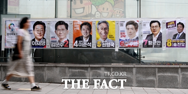 6월부터 새 정부가 들어선다는 기대감도 최근 증권주가 주목 받는 원인으로 꼽힌다. 사진은 지난 15일 서울 명동역 지하철 출입구 외벽에 대선 후보들의 벽보가 붙어 있는 모습. /이새롬 기자