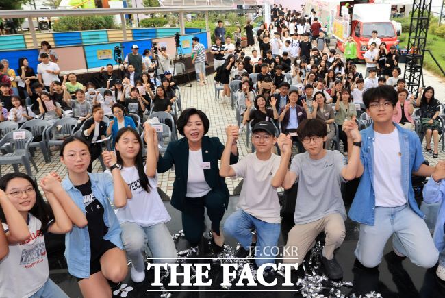 지난해 과천시 청소년 진로페스티벌에서 신계용 시장과 청소년들이 파이팅을 외치고 있다. /과천시