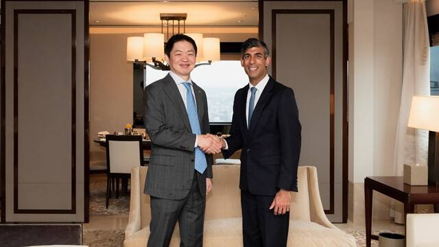 최성환 SK네트웍스 사업총괄 사장이 지난 20일 서울 중구 신라호텔에서 리시 수낙 영국 전 총리를 만나 기념 촬영을 하고 있다. /SK네트웍스