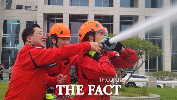 이장우 대전시장이 21일 시청 남문 현관 앞에서 열린 고성능 산불진화차 시연 행사에 참석해 진화 장비를 직접 조작하고 있다. /정예준 기자