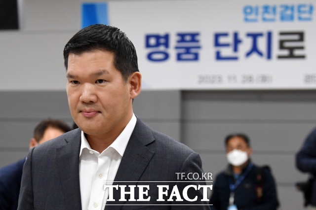 GS건설은 최근 인천 검단 AA13-1,2 블록을 민간참여형 공공분양으로 전환하는 방안을 LH에 제안했다. 허윤홍 GS건설 대표가 2023년 11월 28일 인천 서구 LH 검단사업단에서 열린 검단AA13 입주예정자 현장간담회에서 입주예정자 대표와 인사를 마친 뒤 이동하고 있다. /더팩트 DB