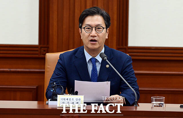 김범석 기획재정부 장관 직무대행이 21일 오전 서울 종로구 정부서울청사에서 열린 경제관계장관회의 겸 산업경쟁력강화 관계장관회의에 참석해 모두발언을 하고 있다. /임영무 기자