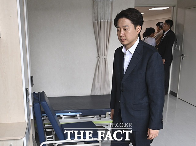 이준석 개혁신당 대선 후보가 21일 오후 경기 성남시의료원을 방문해 간담회를 마치고 의료원 내 빈 병상을 둘러보고 있다. /성남=남용희 기자