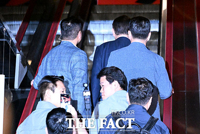 6·3 대선을 앞두고 윤석열 전 대통령이 영화 ‘부정선거, 신의 작품인가’를 관람하기 위해 21일 오전 서울 동대문의 한 영화관을 찾았다. 이번 영화를 기획·제작한 전직 한국사 강사 전한길 씨가 윤 전 대통령과 이동하고 있다. /서예원 기자