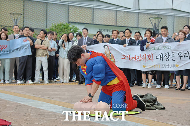 20일 서울 송파구 롯데월드타워에서 열린 2025 소방경진대회에서 참가자들이 응급처치 경연을 펼치고 있다. /롯데물산