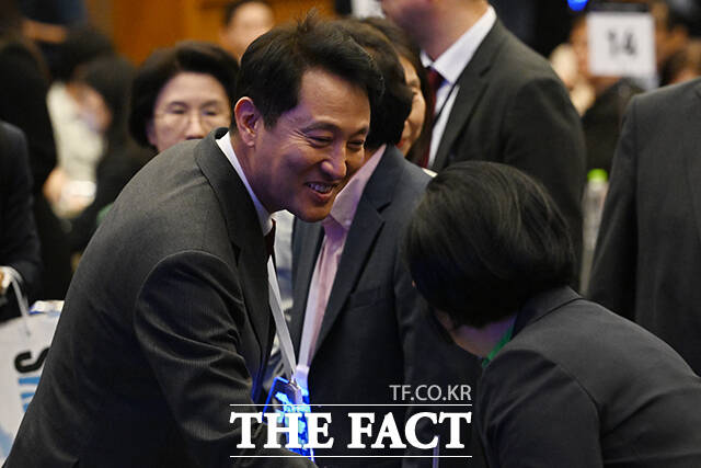 내빈들과 인사 나누는 오세훈 서울시장.