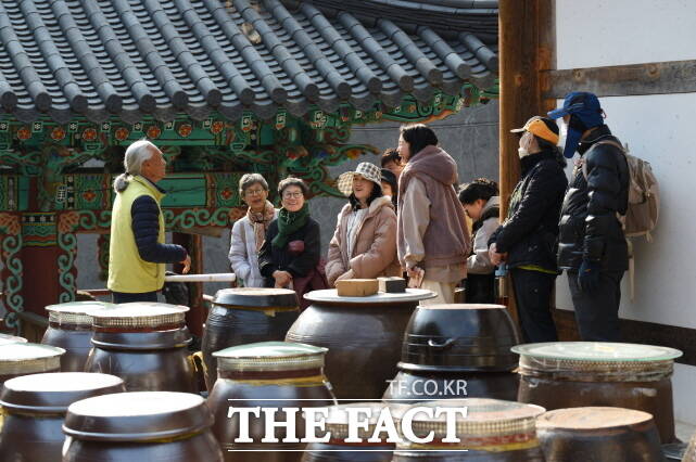 청양군이 종교·치유와 관광 융합을 위한 성지혜윰길 본격 추진하기로 한 가운데 장곡사에서 참가자들이 설명을 듣고 있다.