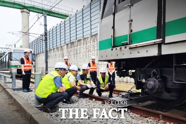 대전교통공사 판암차량기지에서 박필우 기술이사 등 임직원들이 21일 열차 탈선 복구 과정을 점검하고 있다. /대전교통공사