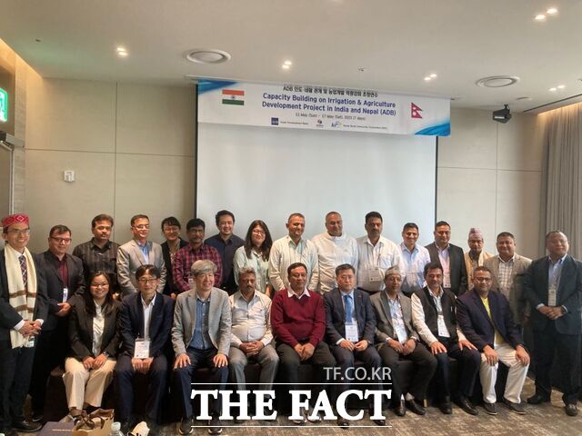 한국농어촌공사가 인도·네팔 농업 공무원을 대상으로 스마트 농업 연수를 실시하고 있다./한국농어촌공사