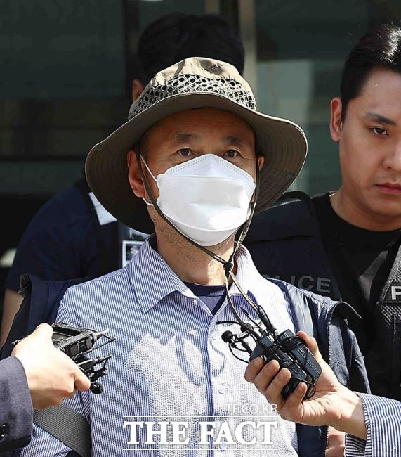 2명을 살해하고 2명에게 큰 상처를 입힌 혐의로 지난 19일 검거된 차철남이 21일 경기 시흥경찰서에서 영장실질심사를 받기 위해 수원지방법원 안산지원으로 호송되고 있다./뉴시스