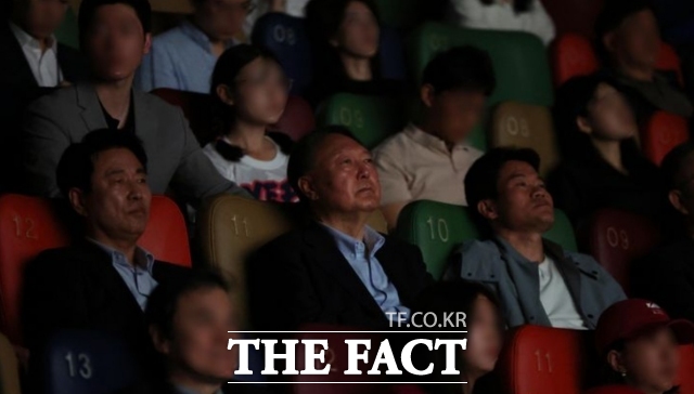 윤 전 대통령이 21일 오전 서울 중구 메가박스 동대문점에서 전한길 전 강사, 이영돈 PD와 함께 영화 관람을 하고 있다. /뉴시스