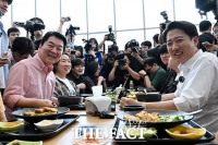  이준석-안철수 '함께하는 학식' [TF사진관]