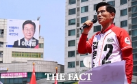  이재명 포스터 앞에서 지지호소하는 김문수 후보 [포토]