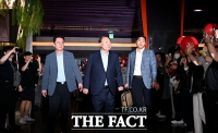  윤석열, 첫 외부 공개행보…영화 '부정선거, 신의 작품인가' 관람 [TF포착]