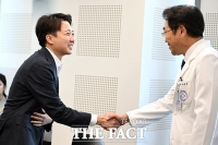  성남시의료원장 만난 이준석 [포토]