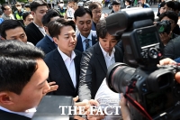  시민단체 항의 받으며 성남시의료원 방문한 이준석 [TF사진관]