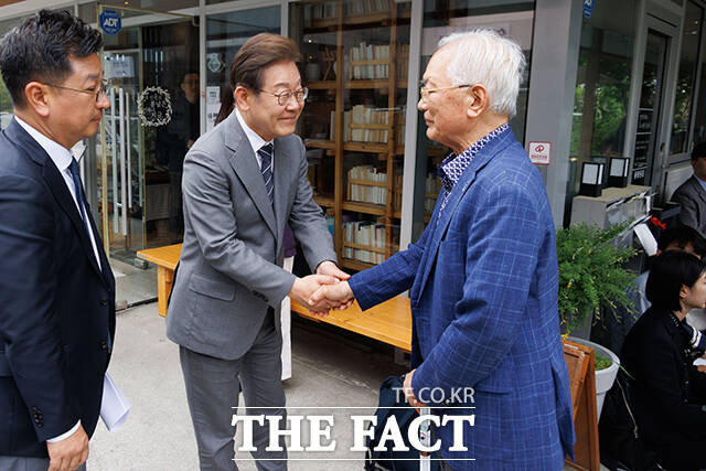 오후에는 송기인 신부를 만났다. 부산·울산·경남 지역의 민주화 운동의 대부로 불리는 송 신부는 노 전 대통령과 문 전 대통령의 멘토로도 알려져있다. 이 자리에서 송 신부는 외교는 큰 틀을 갖고 있는 건데 엉망으로 만들어놓은 걸 고치려면 보통 힘든 게 아니다라고 말했다. /배정한 기자