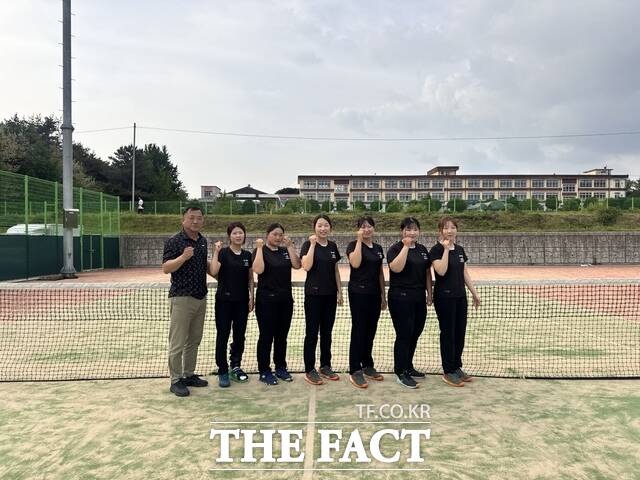 충남개발공사 여자소프트테니스선수단 고복성 감독과 선수단원들이 기념촬영을 하고 있다. /충남개발공사