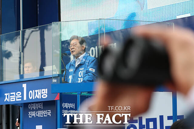방탄유리 뒤에서 연설하는 이재명 후보.