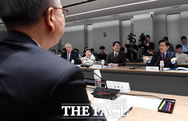 김문수 후보가 모두 발언을 하고 있다.