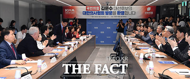 김문수 후보가 간담회 전 고개숙여 인사하고 있다.