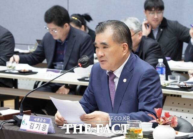 김기웅 서천군수는 지난 3월 열린 제4차 충남도 시장·군수협의회에서도 매년 반복되는 육상기인 해양쓰레기 문제에 대해 건의했다. /서천군